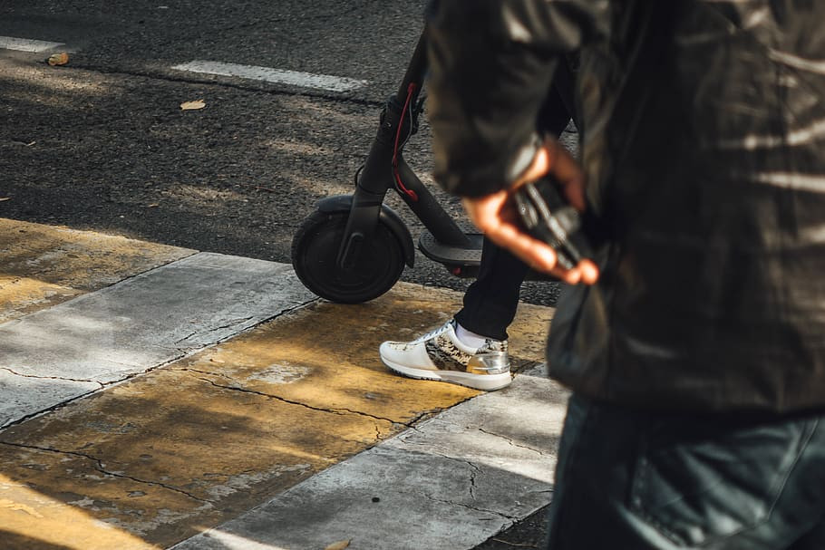 Proiect de lege: cum se conduc trotinetele electrice si care sunt sanctiunile? Proiect de lege: cum se conduc trotinetele electrice si care sunt sanctiunile?
