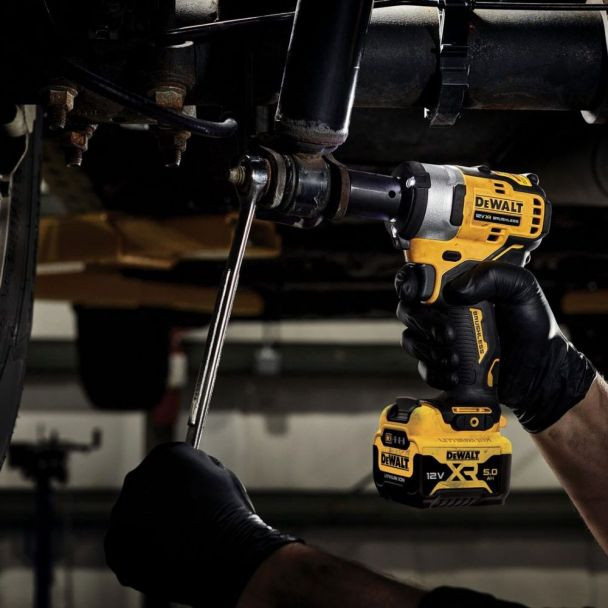 Masina De Insurubat Cu Impact Dewalt Dcf P Cu Acumulator Xr V