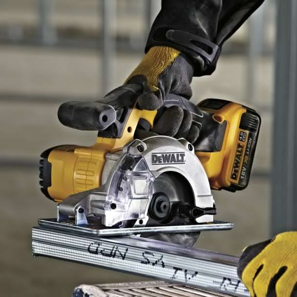 Fierastrau Circular De Mana Pentru Taierea Metalelor Dewalt DCS373NT