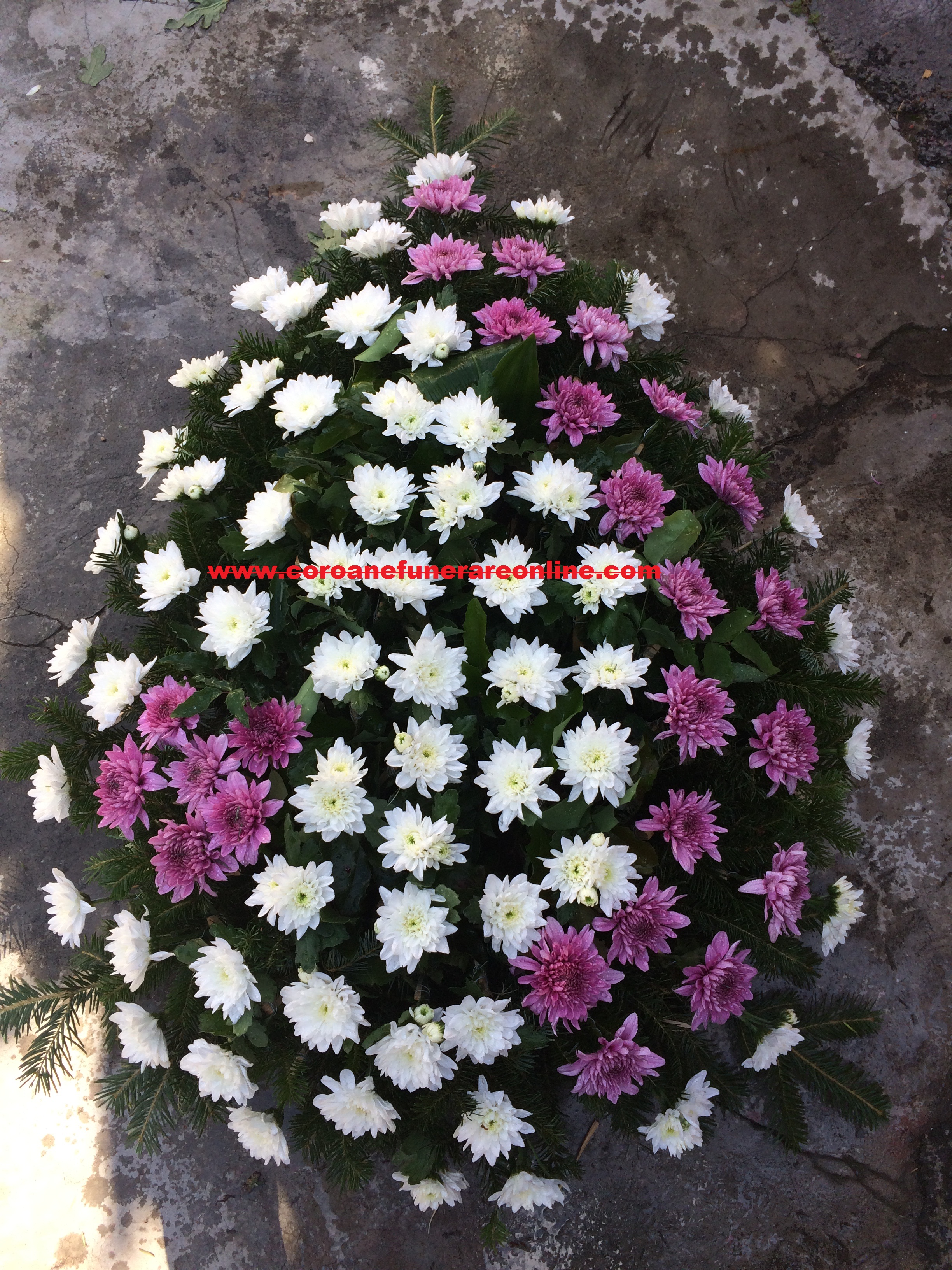 coroana funerara bucuresti din crizantema alba cu diagonala mov pentru inmormantare 