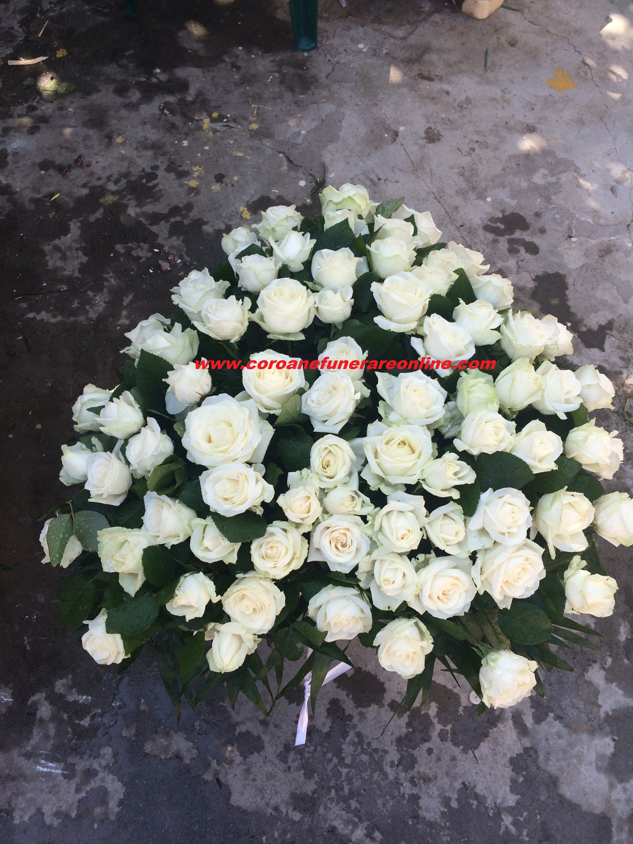 coroana funerara inima trandafiri albi