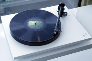 Giradischi Hi-Fi Trazione a Cinghia e Stadio Phono Rega Planar 1 PLUS