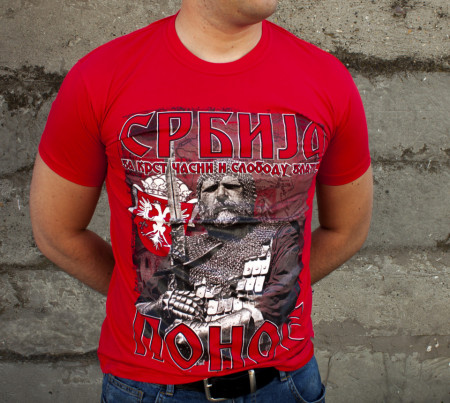 Crvena majica sa srpskim vitezom