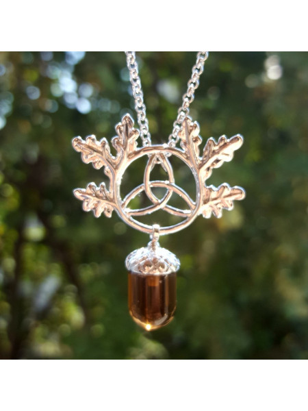 Pandantiv cu lantisor Protectorii cristalelor - Ghinda norocoasa cu triskelion, placat cu argint, 4 cm