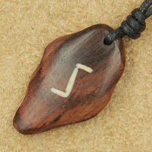 Pandantiv talisman din lemn cu runa Sowilo