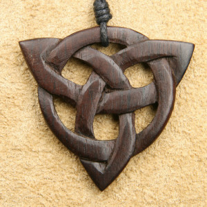 Pandantiv din lemn Model Celtic Triquetra