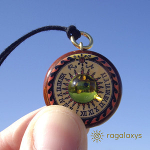 Pandantiv din lemn cu ceas solar Saturn 4.7cm