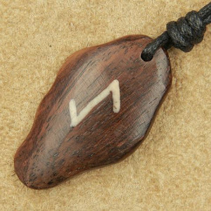 Pandantiv talisman din lemn cu runa Eiwaz