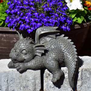Statueta pentru gradina Dragonel Dormind pe margine 22 cm