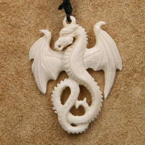 Pandantiv sculptat manual din os Dragon inaripat