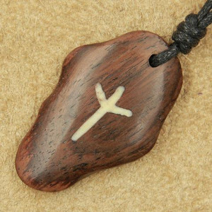 Pandantiv talisman din lemn cu runa Algiz
