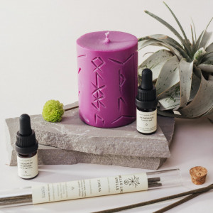 Lumanare roz cu rune pentru ritual de relaxare si meditatie Norse Magic - Mimir