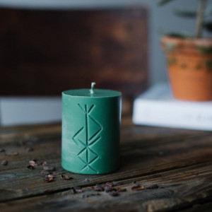 Lumanare verde cu rune pentru ritual de prosperitate Norse Magic - Freyr