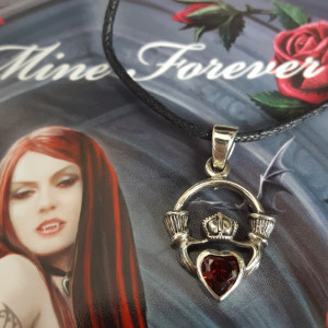 Pandantiv argint pentru indragostiti Red Claddagh