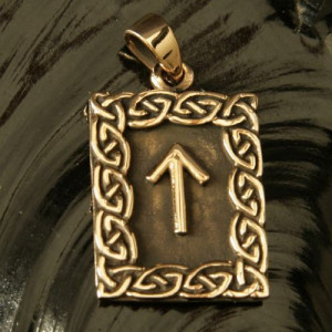 Pandantiv bronz rune Tiwaz