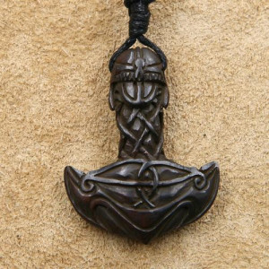 Pandantiv sculptat manual din corn Ciocanul lui Thor