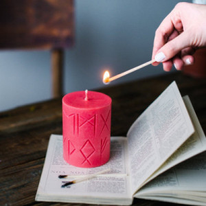 Lumanare rosie cu rune pentru ritual de iubire Norse Magic - Freya