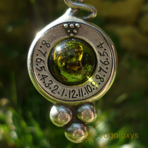 Pandantiv cu lantisor placat argint cu ceas solar Dionis