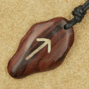Pandantiv talisman din lemn cu runa Tiwaz