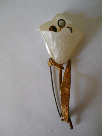 Brosa vintage floare din lucite anii '30