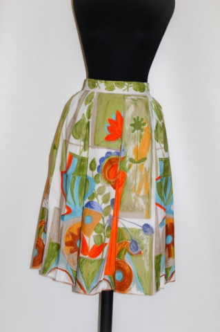 Fusta print floral si vaze anii '50