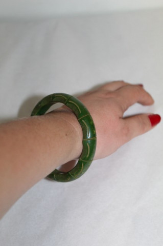 Bratara Art Deco sculptata din bahelita verde anii '40