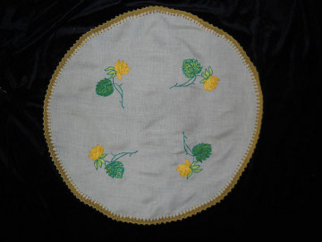 Servet vintage rotund brodat anii '50