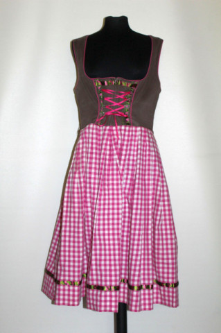 Dirndl carouri și broderie florală anii 90