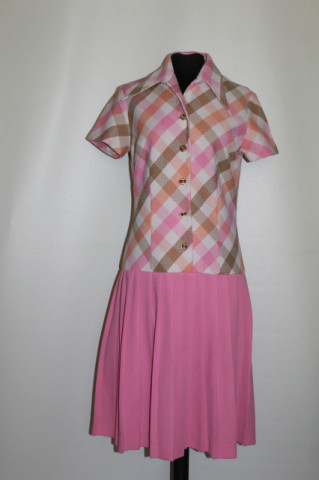 Rochie vintage roz cu fusta plisata anii '60
