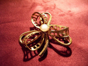 Brosa vintage in forma de fundita anii '40