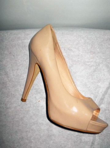 Peep toe din lac nude