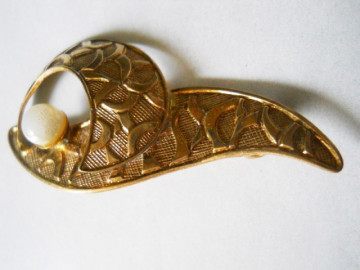 Brosa vintage aurie anii '60