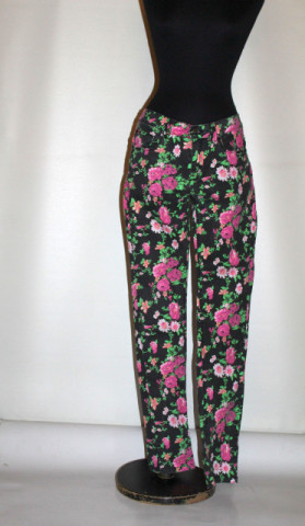 Pantaloni print floral pe fond negru