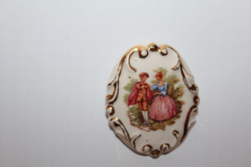 Broșă din porțelan pictat Fragonard anii 20