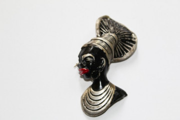 Brosa vintage emailata African Revival anii '20