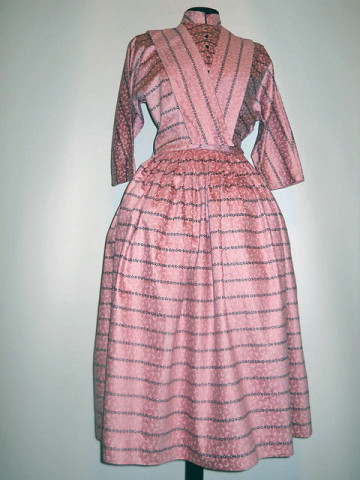 Rochie din moar roz orhidee anii '50