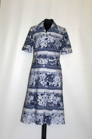 Rochie print floral alb și bleumarin anii 70