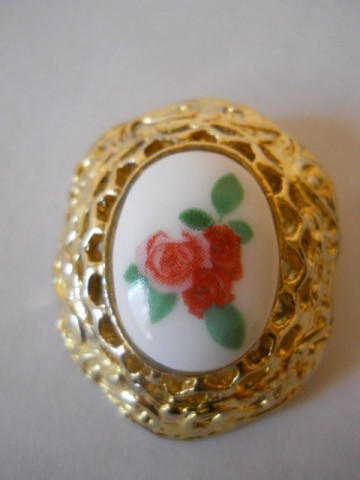 Brosa portelan pictat anii '60