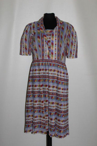 Rochie pliseuri și print geometric anii 60