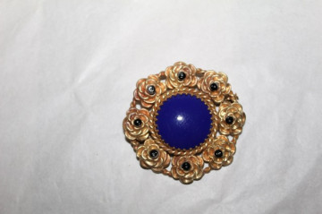 Brosă antique ornament central din sticlă albastră perioada victoriană cca. 1880