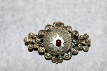 Brosa antique sticla rosie perioada georgiana cca. 1800 - 1820