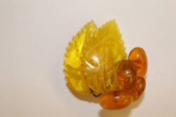 Brosa vintage din lucite sculptat anii '40