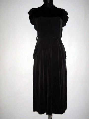 Rochie vintage neagra cu pliseuri laterale anii '40