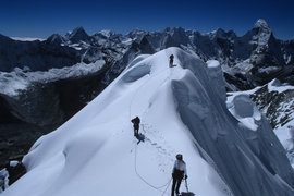 ISLAND PEAK - 6189M, LOBUCHE - 6119M - CUCERESTE UN VARF HIMALAYAN CELEBRU, LA 2 PASI DE EVEREST