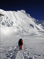 ISLAND PEAK - 6189M, LOBUCHE - 6119M - CUCERESTE UN VARF HIMALAYAN CELEBRU, LA 2 PASI DE EVEREST