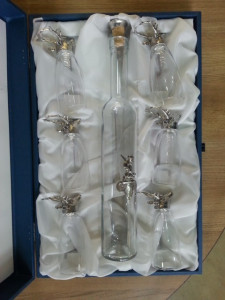 Set de 6 pahare din sticla cu cap de cerb si sticluta tuica de 0,5 L.