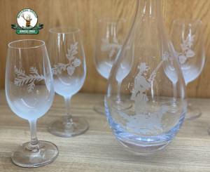 Set de pahare din 6 buc. ptr. VIN din sticla gravat 250ml cu carafa gravat de 1200 ml cod.13/1 in cutie ornament