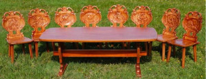 Masă 1800 x 850 x 780 cm cu 6 scaune gravate având motive - vânătoreşti