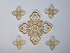 Ornament bisericesc cruce mica - alb cu auriu - model 1
