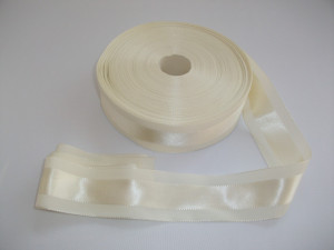 Panglica satinata pe mijloc 40 mm ivoire